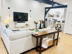 Living area - Cozy 2-bedroom house with Hot Tub in charming Colorado Springs (Colorado Springs)