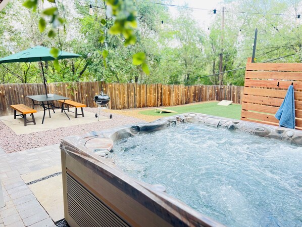 Outdoor dining - Cozy 2-bedroom house with Hot Tub in charming Colorado Springs (Colorado Springs)