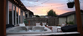 Hot tub & Arcade Full Lower Level Apartment