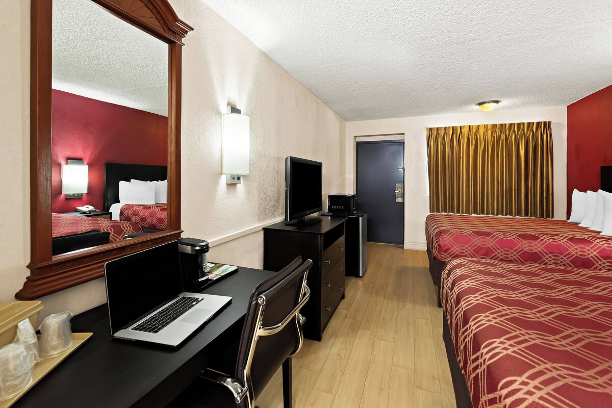 Economy-værelse - 2 queensize-senge - ikke-ryger | Skrivebord, strygejern/strygebræt, gratis Wi-Fi, sengetøj