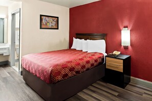 Økonomirom, 1 queensize-seng, ikke-røyk | Oppholdsområde | En 32-tommers Flatskjerm-TV med kabel-kanaler