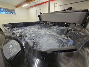 Interior - Ultimate vacation retreat w/ fireplace, gas grill, large yard, & firepit (Girdwood)