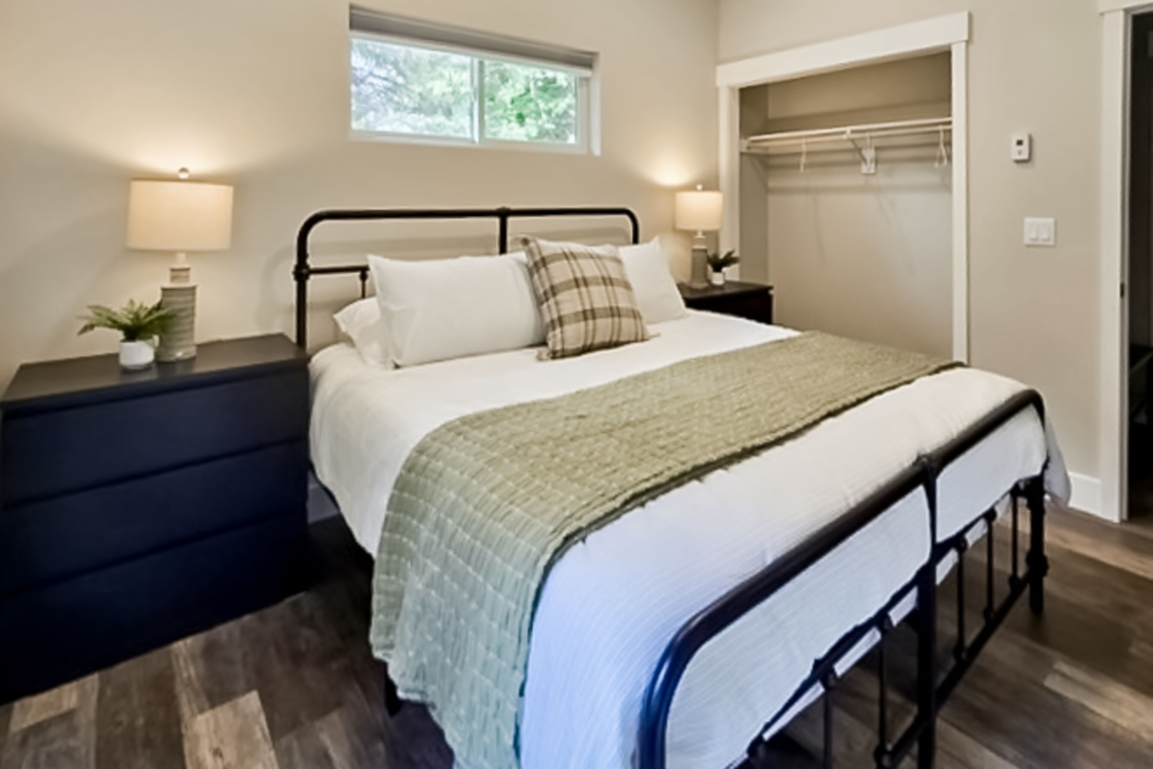 9 bedrooms, iron/ironing board, internet, bed sheets