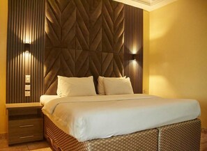 Desk, laptop workspace, free WiFi - Coronia Hotel (Lagos)