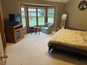 3 bedrooms, iron/ironing board, travel crib, WiFi - This spacious, pristine 3 bedroom retreat is ideal for families & larger groups (Akron)