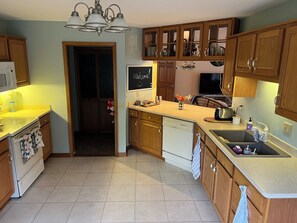 Microwave, oven, stovetop, dishwasher - This spacious, pristine 3 bedroom retreat is ideal for families & larger groups (Akron)