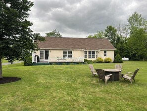 Outdoor dining - This spacious, pristine 3 bedroom retreat is ideal for families & larger groups (Akron)