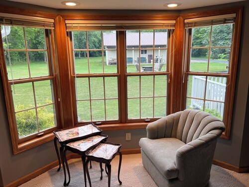 This spacious, pristine 3 bedroom retreat is ideal for families & larger groups