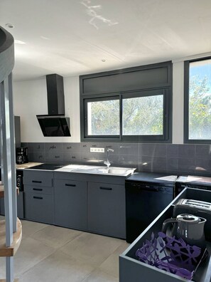 Kühlschrank, Mikrowelle, Ofen, Geschirrspüler