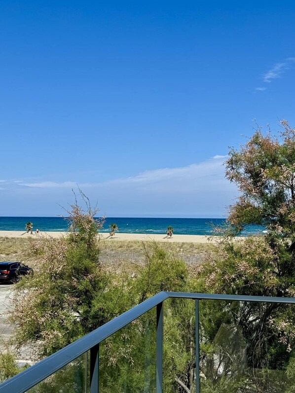 Balcón con vista despejada a la playa y al océano.