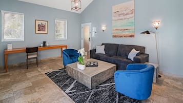 Premium suite (Self Check-in with Virtual Front Desk) | Woonruimte | Een 42-inch smart-tv met digitale zenders