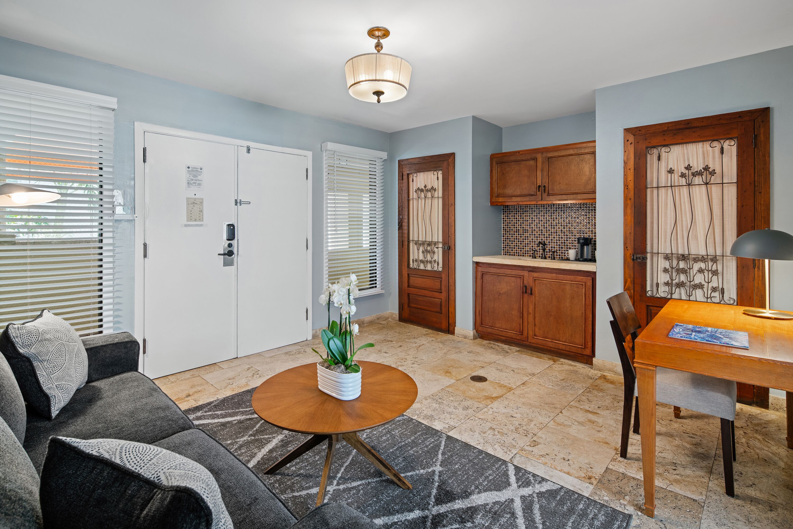 Deluxe suite, 1 kingsize bed met slaapbank (Self Check-in with Virtual Front Desk) | Woonruimte | Een 42-inch smart-tv met digitale zenders