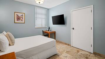 Signature Room, 1 Queen Bed, Accessible (Self Check-in with Virtual Front Desk) | Individually decorated, individually furnished, desk, iron/ironing board