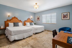 デラックス ダブルルーム クイーンベッド 2 台 (Self Check-in with Virtual Front Desk) | 1 室のベッドルーム、客室ごとに異なる装飾、客室ごとに異なるインテリア、デスク