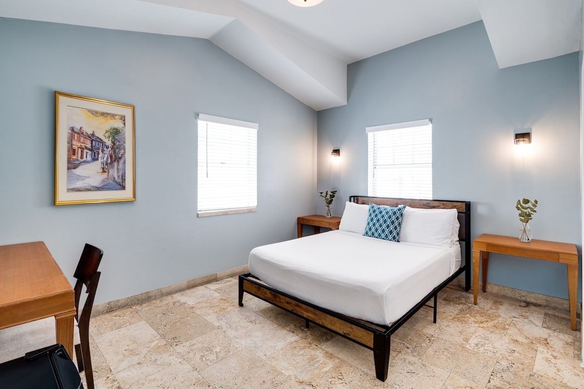 Signature Room, 1 Queen Bed (Self Check-in with Virtual Front Desk)