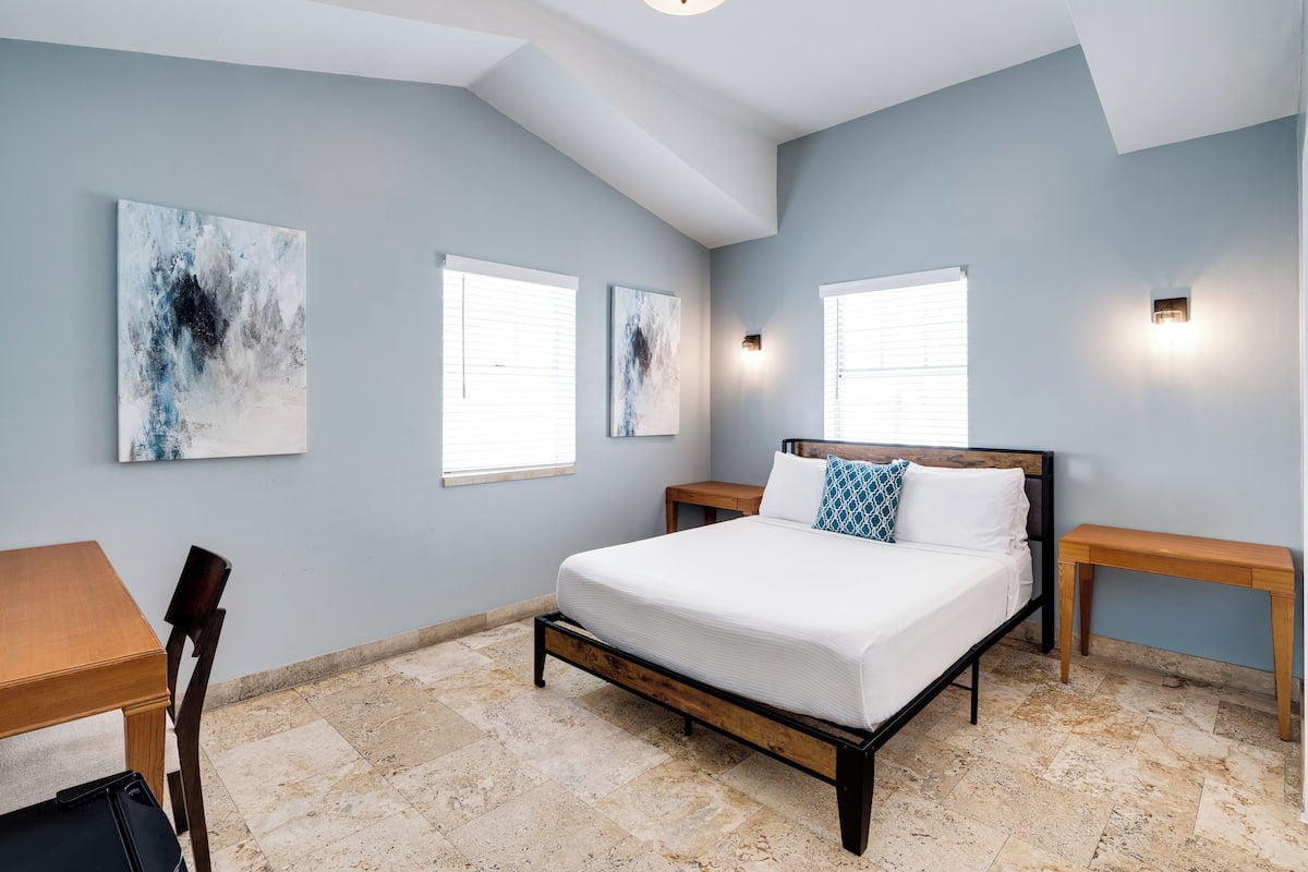 Signature Room, 1 Queen Bed, Accessible (Self Check-in with Virtual Front Desk)