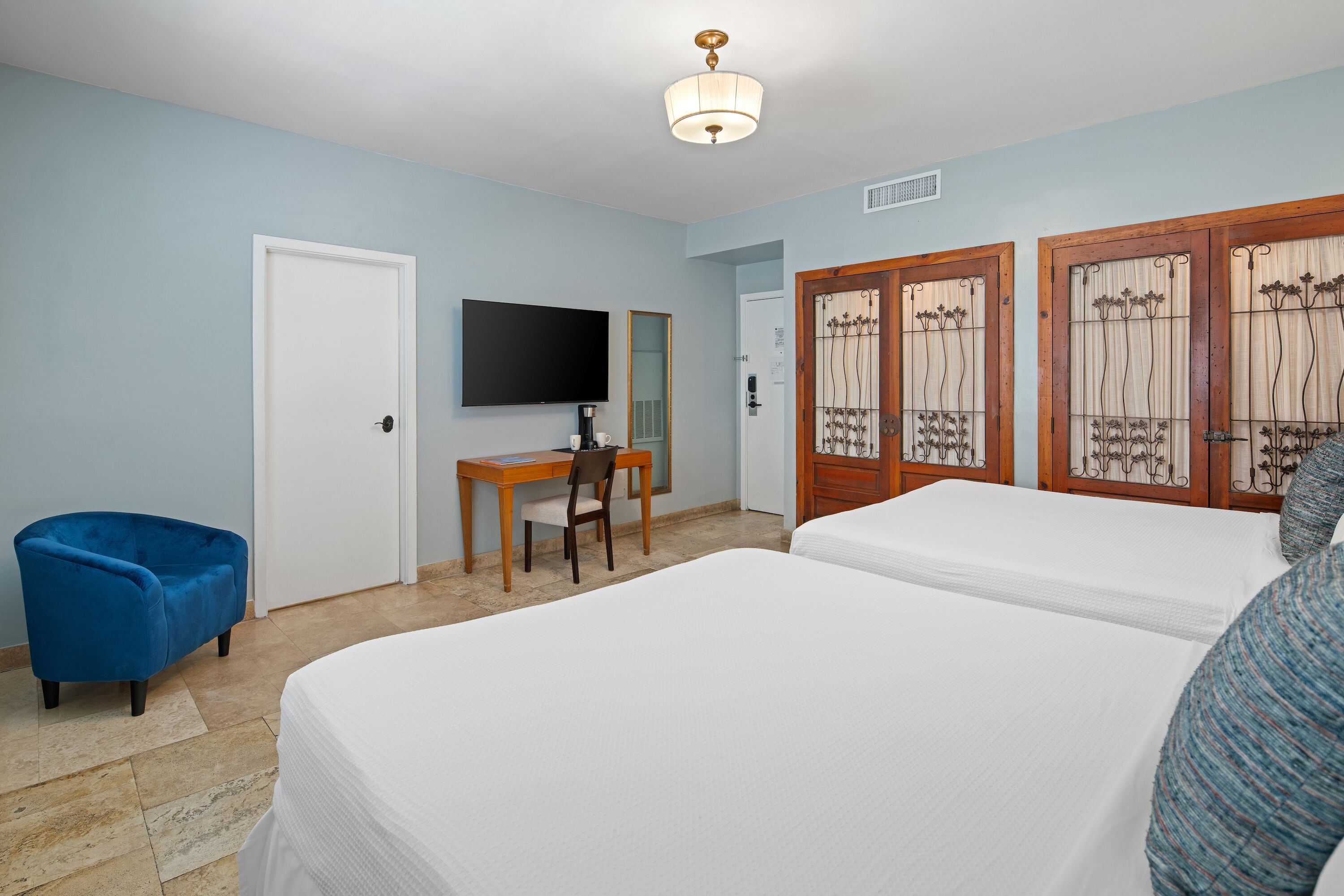 Deluxe tweepersoonskamer, 2 queensize bedden (Self Check-in with Virtual Front Desk) | Individueel gedecoreerd, individueel gemeubileerd, een bureau