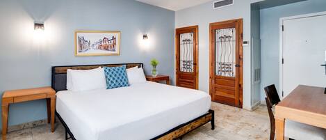 Rom – superior, 1 kingsize-seng (Self Check-in with Virtual Front Desk) | Individuelt dekorert, individuelt innredet og skrivebord