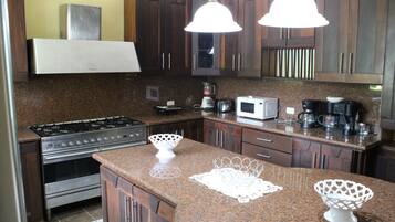 Vila Premium | Dapur pribadi | Lemari es besar, microwave, oven, dan mesin pencuci piring