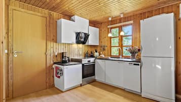 Frigorífico, lavavajillas y cafetera o tetera