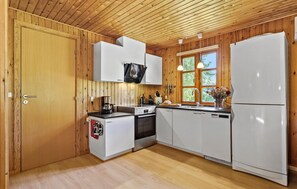 Kühlschrank, Geschirrspüler, Wasserkocher mit Kaffee-/Teezubehör