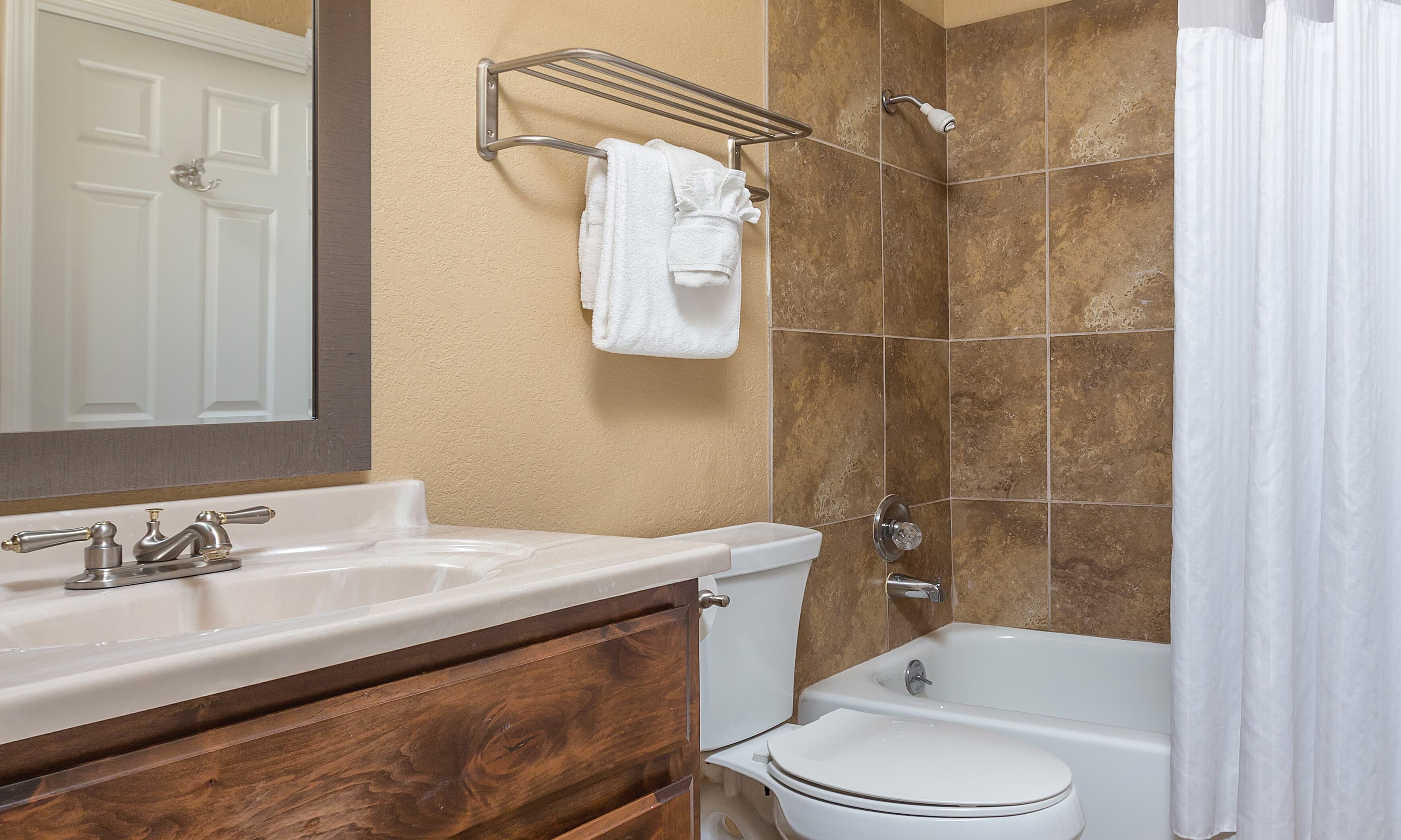 Un bagno con lavandino, WC e vasca da bagno.