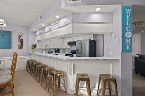 Wasserkocher mit Kaffee-/Teezubehör, Kühlschrank, Mikrowelle, Ofen