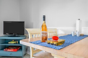 Dining - 🏖️ Beautiful 2BDR Lake View Getaway @ The Shores ➠ 5579 (Williamsburg)