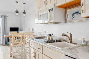 Fridge, microwave, stovetop, dishwasher - 🏖️ Beautiful 2BDR Lake View Getaway @ The Shores ➠ 5579 (Williamsburg)