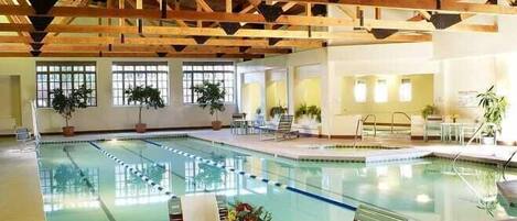 Una piscina techada, una piscina climatizada