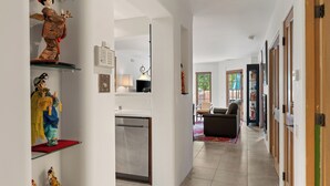 Een modern interieur met een keuken, eethoek en zithoek.