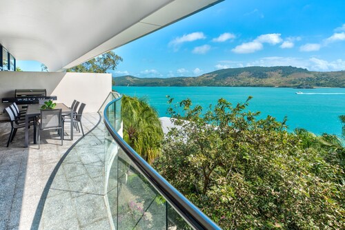 Waves 1 Hamilton Island - oceanviews, golf buggy and transfers