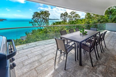 Waves 1 Hamilton Island - oceanviews, golf buggy and transfers