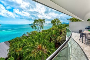 Outdoor dining - Waves 2 Hamilton Island - oceanviews, golf buggy and transfers (Hamilton Island)