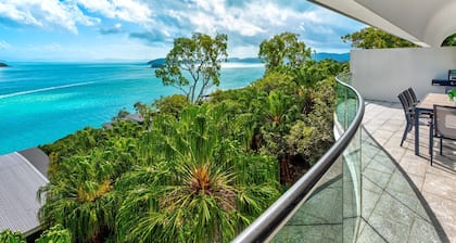 Waves 2 Hamilton Island - oceanviews, golf buggy and transfers