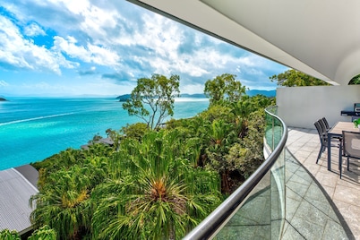 Waves 2 Hamilton Island - oceanviews, golf buggy and transfers