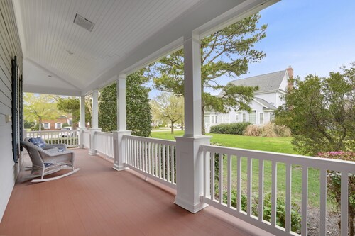 Minchew | 5BR Family Retreat Near Beach, Screened Porch + Fireplace, Pet Friendly