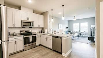 Apartment, 1 Bedroom | Private kitchen | Full-sized fridge, microwave, oven, stovetop
