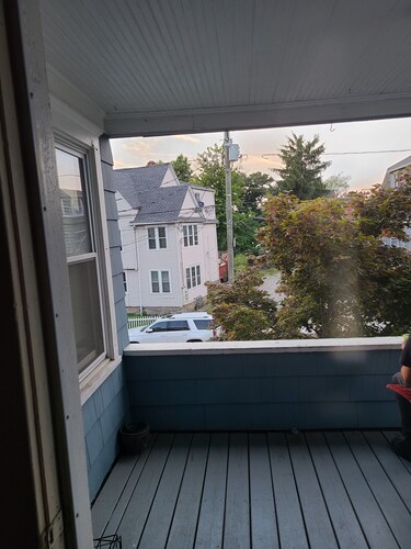 Cozy 2-bedroom apartment in charming Bridgeport with AC