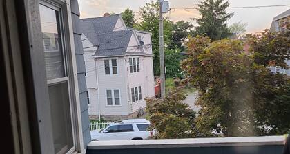 Cozy 2-bedroom apartment in charming Bridgeport with AC