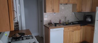 Cozy 2-bedroom apartment in charming Bridgeport with AC