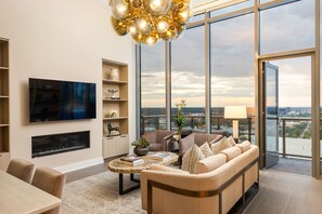 スマートテレビ、暖炉、テレビゲーム、テーブルサッカー台