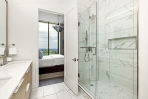 Dusche, Haartrockner, Handtücher