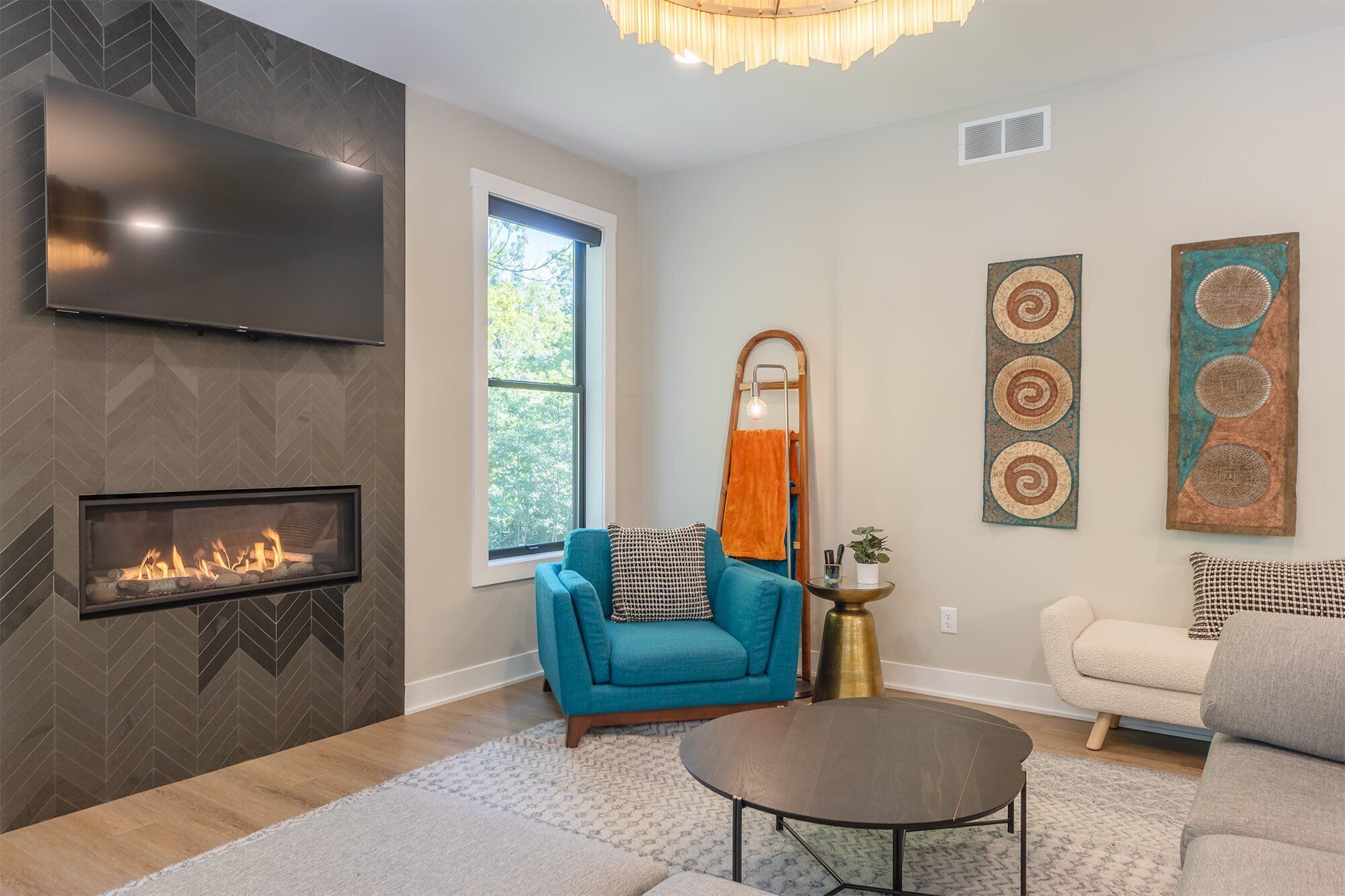 スマートテレビ、暖炉、ステレオ