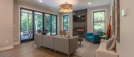 Smart TV, chimenea y estéreo