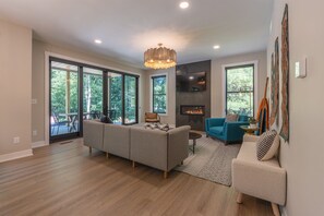 Una Smart TV, una chimenea, un reproductor estéreo