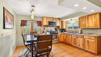 Coffee/tea maker, fridge, microwave, oven