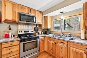 Fridge, microwave, oven, stovetop - Lazy Lane Cabins - Bobcat Hideaway (South Bloomingville)