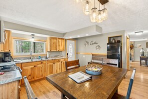 Fridge, microwave, oven, stovetop - Lazy Lane Cabins - Bobcat Hideaway (South Bloomingville)