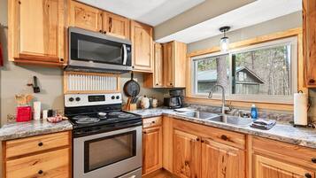 Coffee/tea maker, fridge, microwave, oven